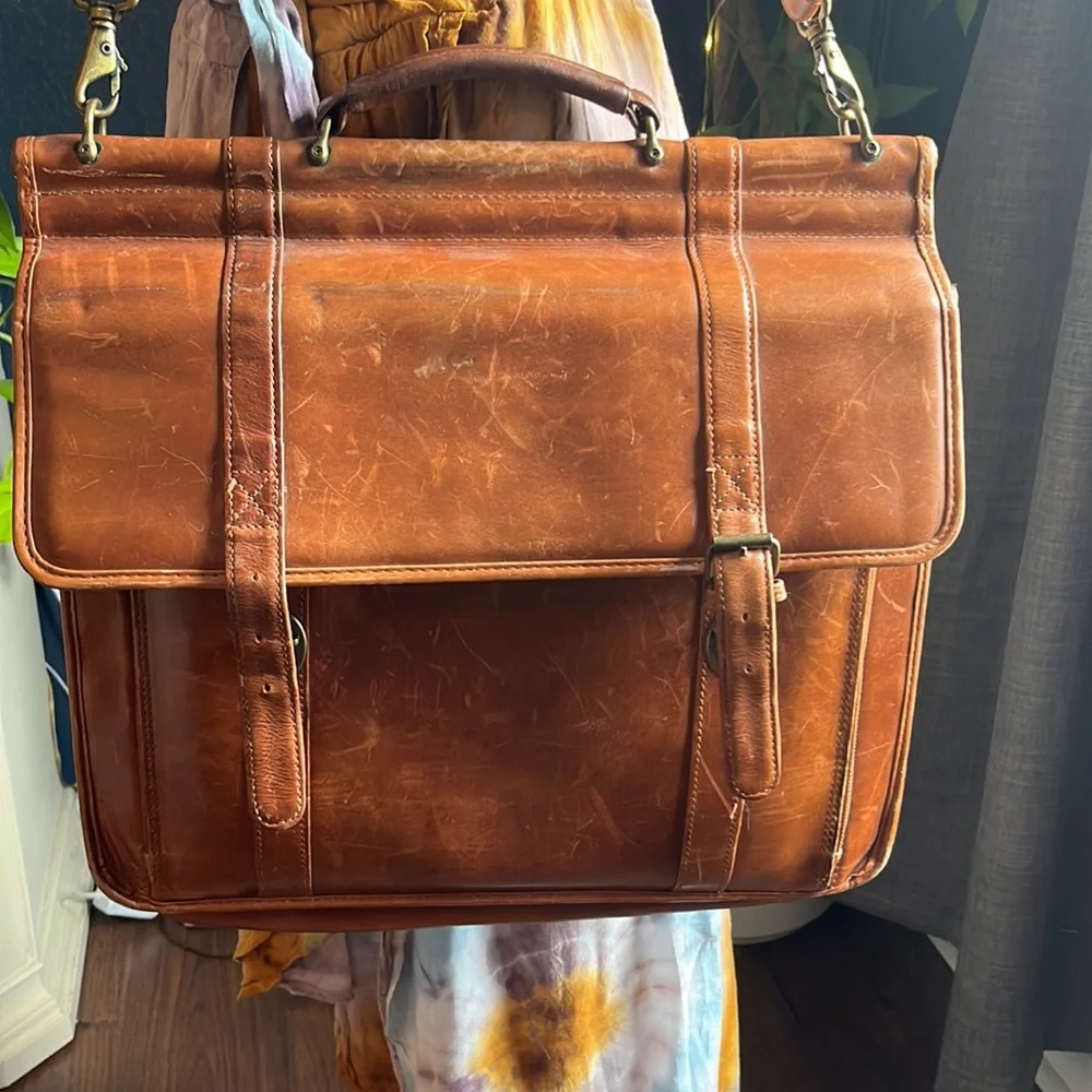 Vintage Wilsons, cognac leather messenger bag. - Picture 2 of 16